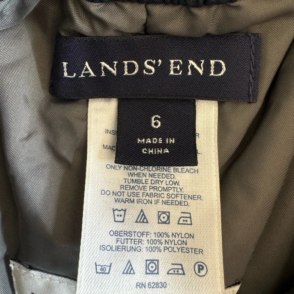 Lands’ End navy blue snow pants with gray lining.  Size 6